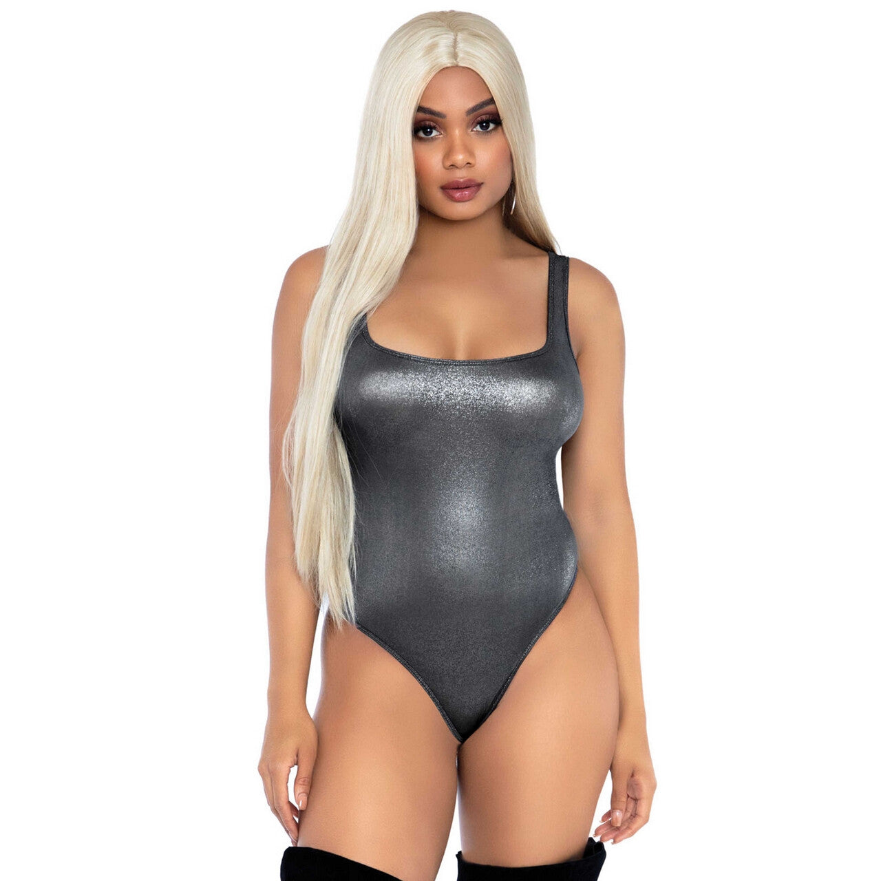 Op deze afbeelding zie je een Kostuums, van het merk Leg Avenue. Zilveren Spandex String Bodysuit Vrouw