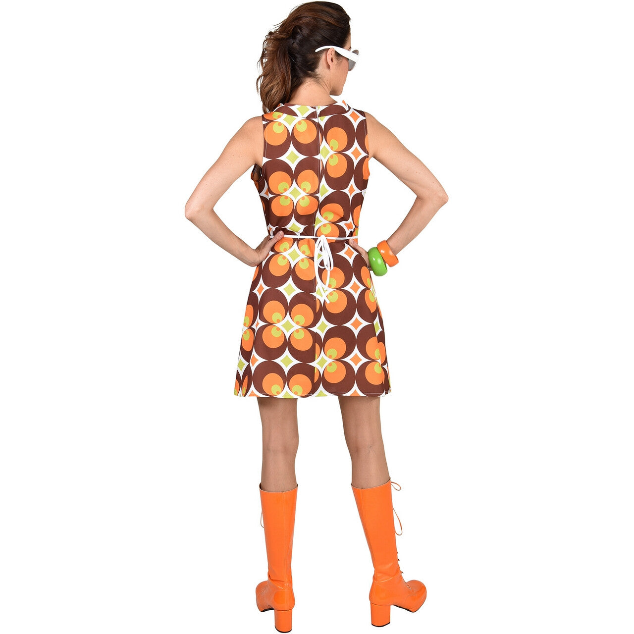 Op deze afbeelding zie je een Kostuums, van het merk Magic By Freddy's. Jaren 60 Oranje Bloemen Jurk Vrouw