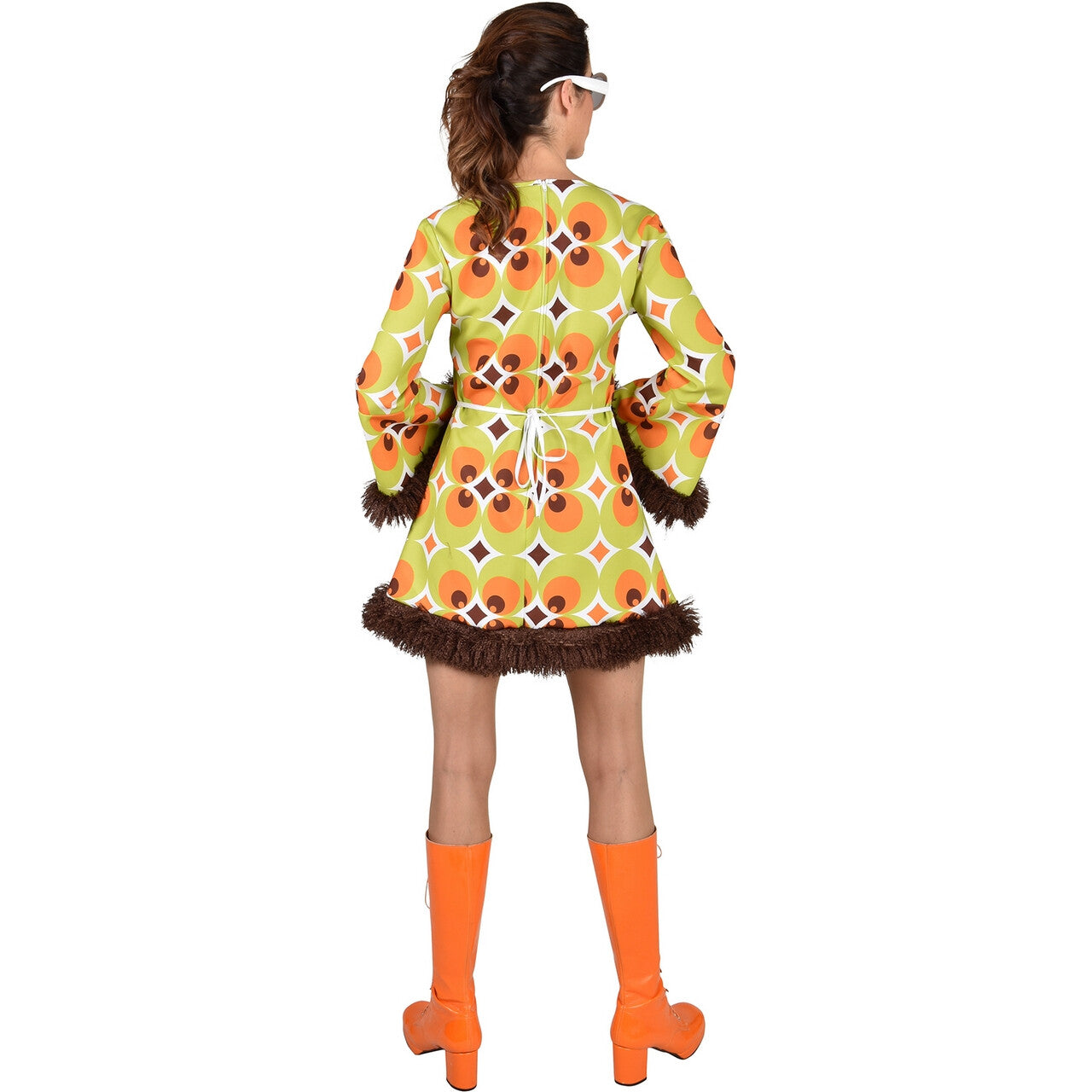 Op deze afbeelding zie je een Kostuums, van het merk Magic By Freddy's. Speelse Hippie Jurk Groene Bloemen Vrouw