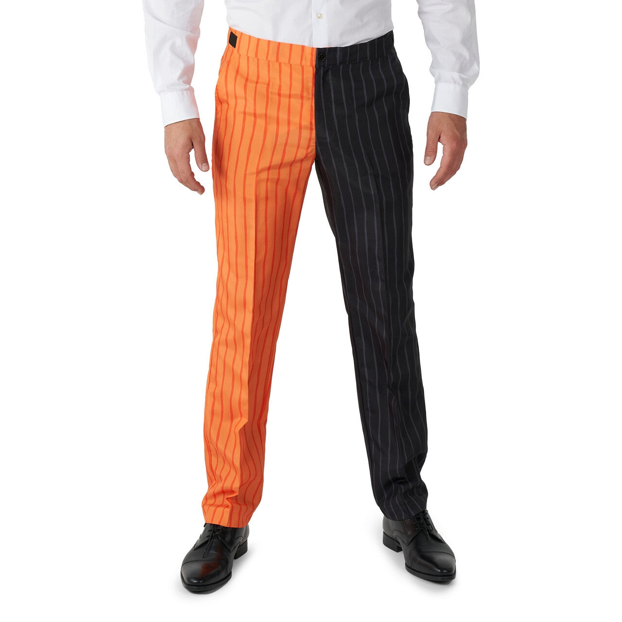 Op deze afbeelding zie je een Kostuums, van het merk Suitmeister. Jack-O Pinstripe Black Oranje Zwart Man Kostuum