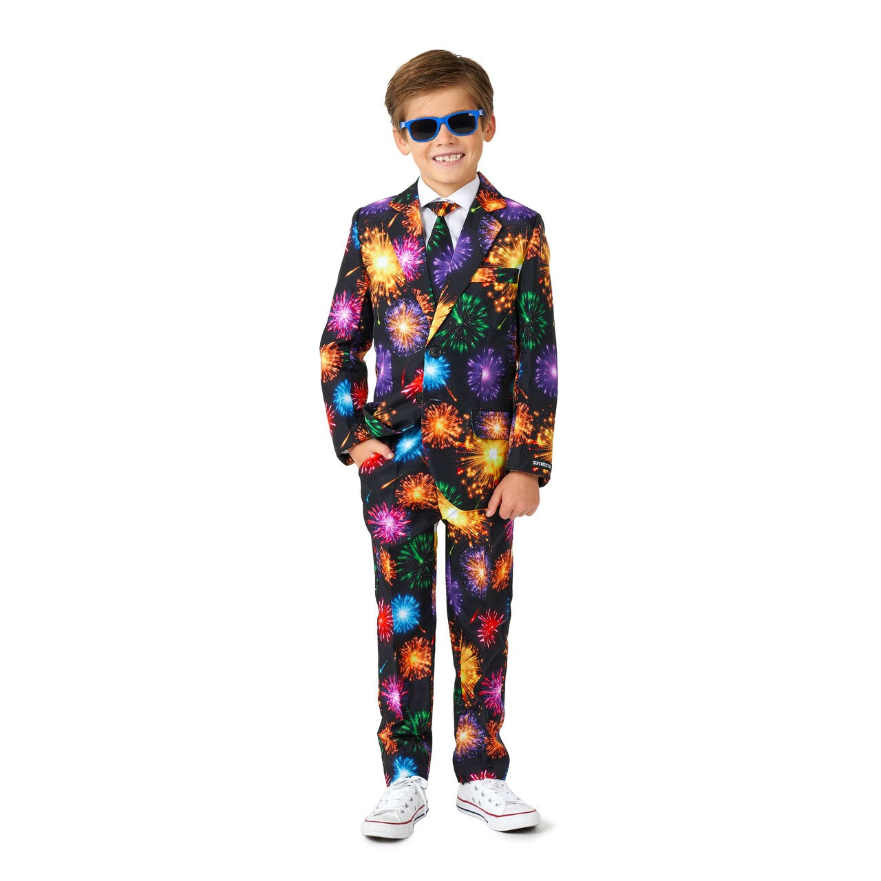 Op deze afbeelding zie je een Kostuums, van het merk Suitmeister. Fireworks Black Jongen Kostuum