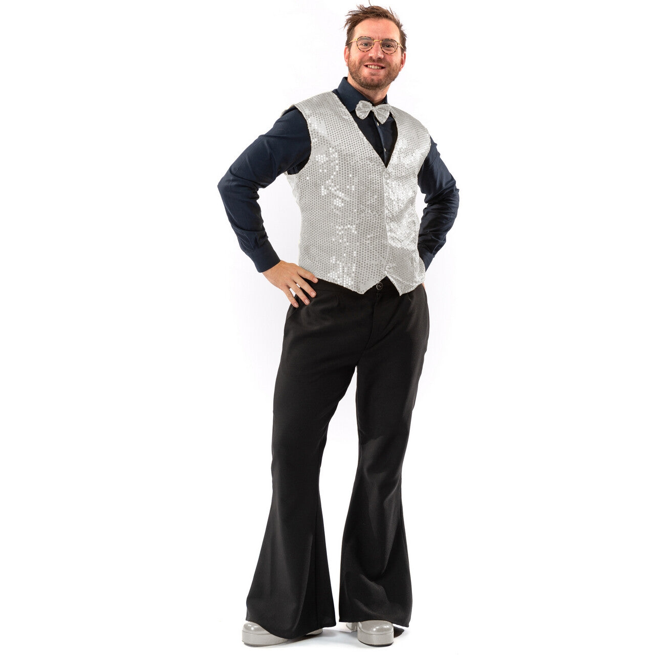 Op deze afbeelding zie je een Kostuums, van het merk Original Replicas. Paillettenvest Met Strik Shiny Silver Man