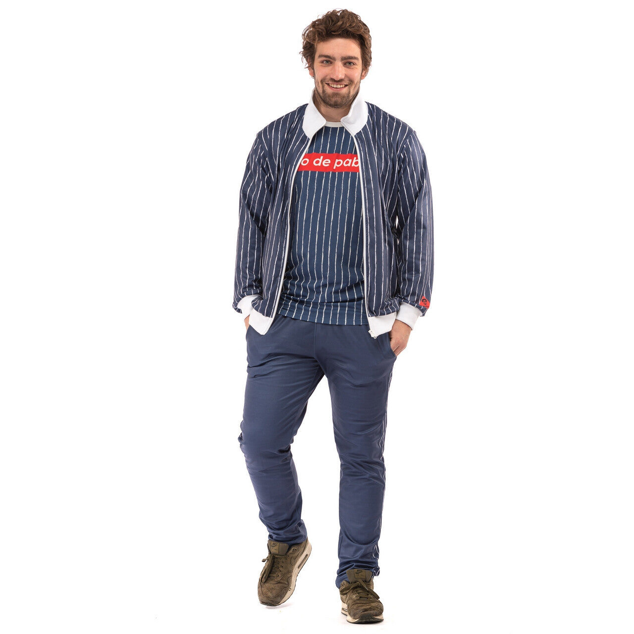 Op deze afbeelding zie je een Kostuums, van het merk Original Replicas. Pablo Discobar Festival Suit Coke Lines Kostuum