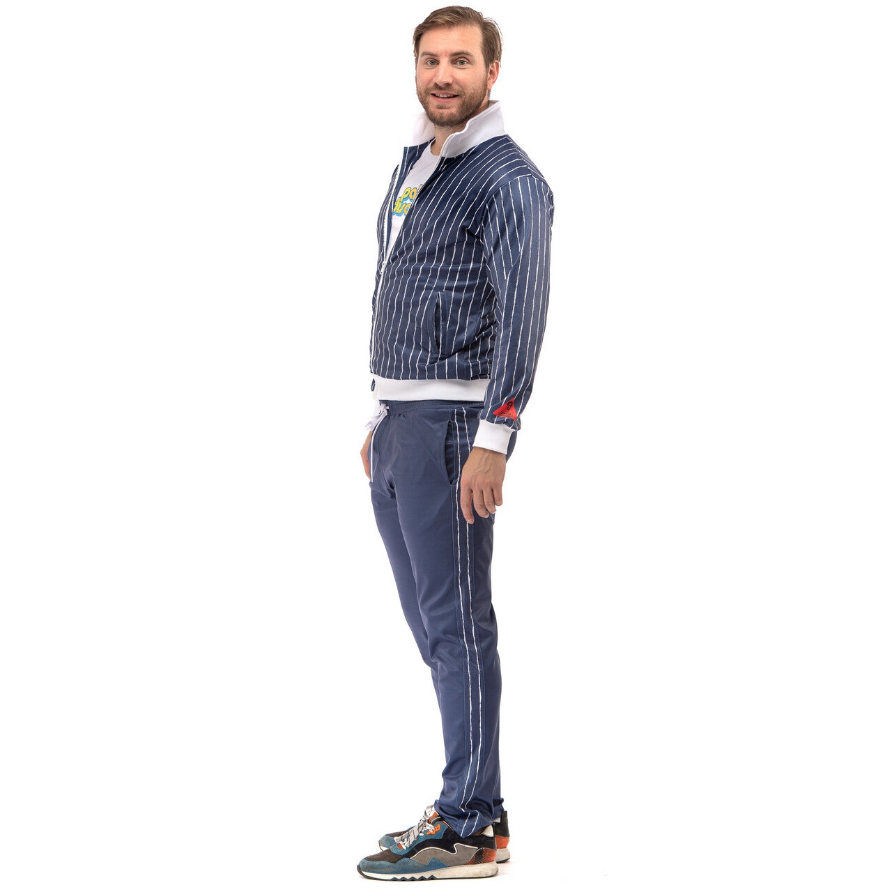 Op deze afbeelding zie je een Kostuums, van het merk Original Replicas. Pablo Discobar Festival Suit Coke Lines Kostuum