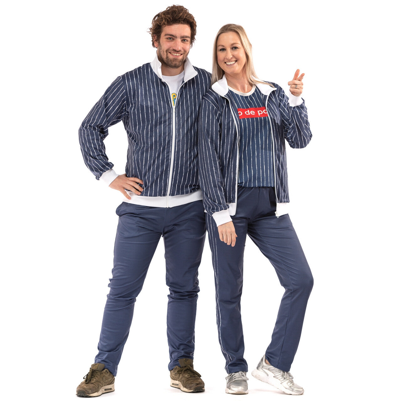 Op deze afbeelding zie je een Kostuums, van het merk Original Replicas. Pablo Discobar Festival Suit Coke Lines Kostuum