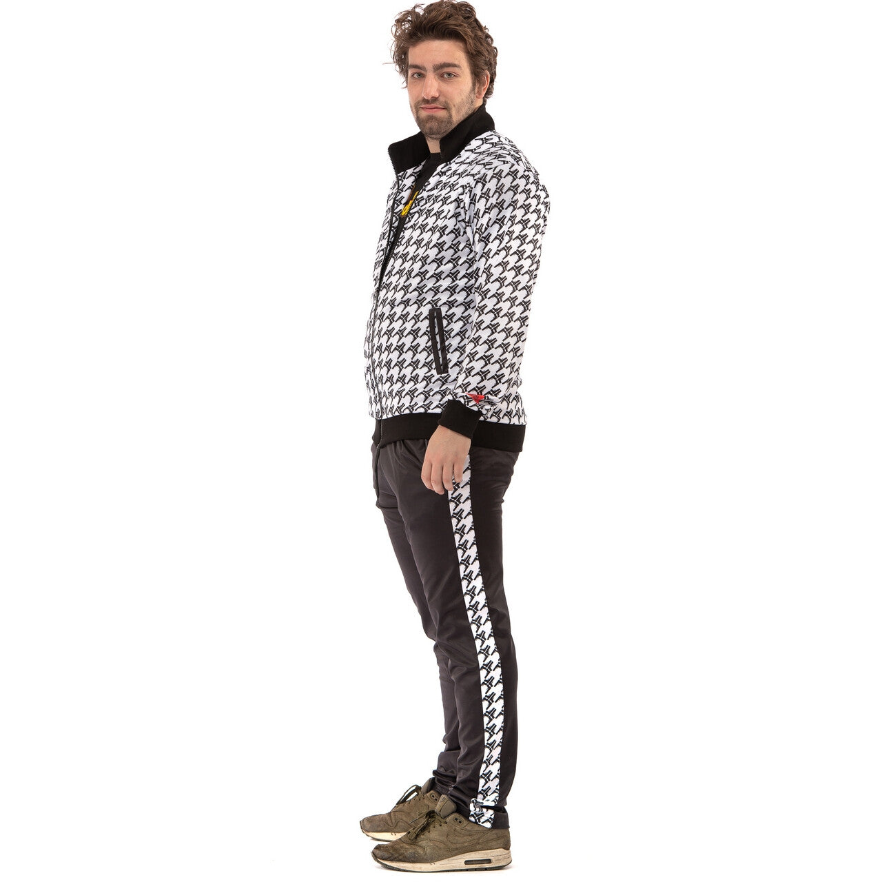 Op deze afbeelding zie je een Kostuums, van het merk Original Replicas. Pablo Discobar Festival Suit Pied De Pistola Kostuum