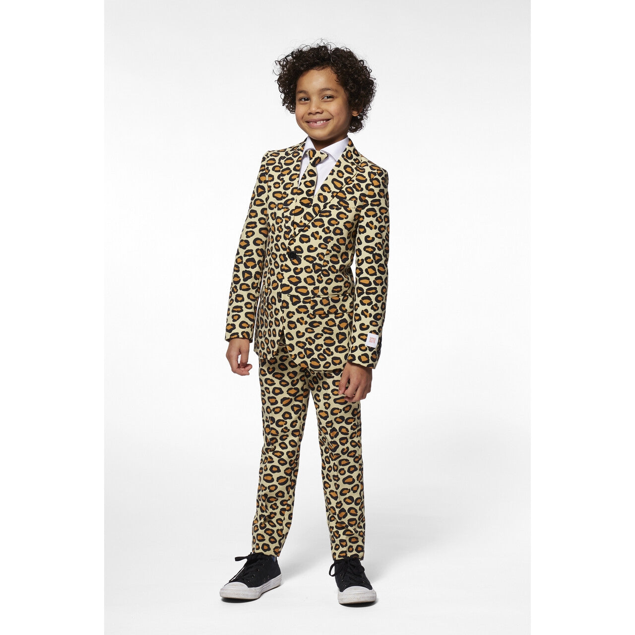 Op deze afbeelding zie je een Kostuums, van het merk Opposuits. The Jag Luxe Luipaard Jongen Kostuum