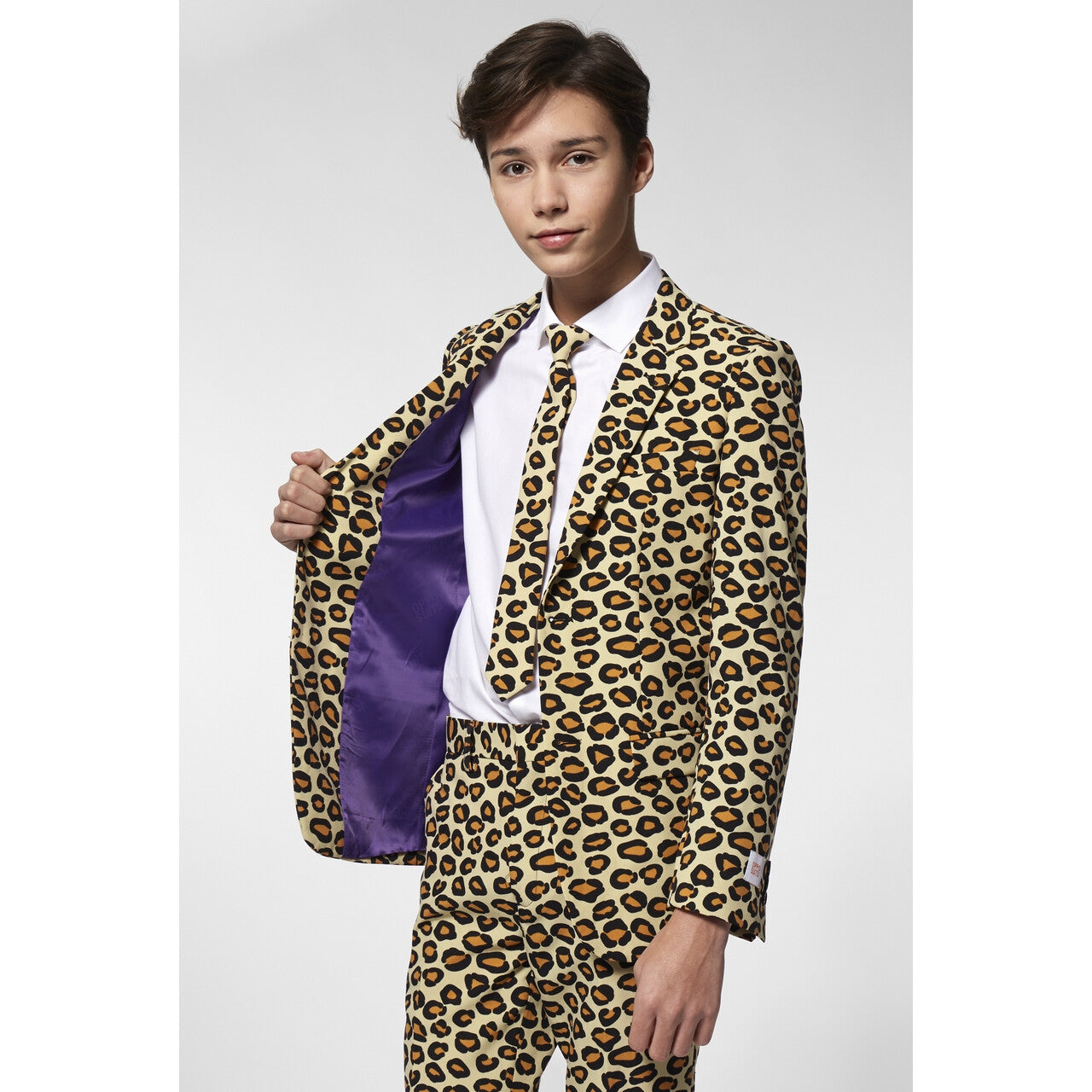 Op deze afbeelding zie je een Kostuums, van het merk Opposuits. The Jag Tijdloos Luipaardprint Jongen Kostuum