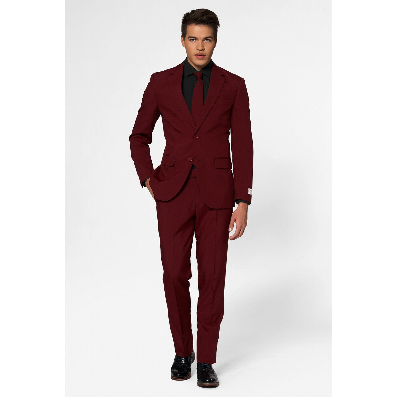 Op deze afbeelding zie je een Kostuums, van het merk Opposuits. Helemaal Wijnrood Blazing Burgundy Man Kostuum
