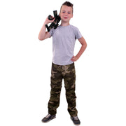 Op deze afbeelding zie je een Kostuums, van het merk PartyXplosion. Bruine Camouflage Broek Oerwoud Commando Jongen