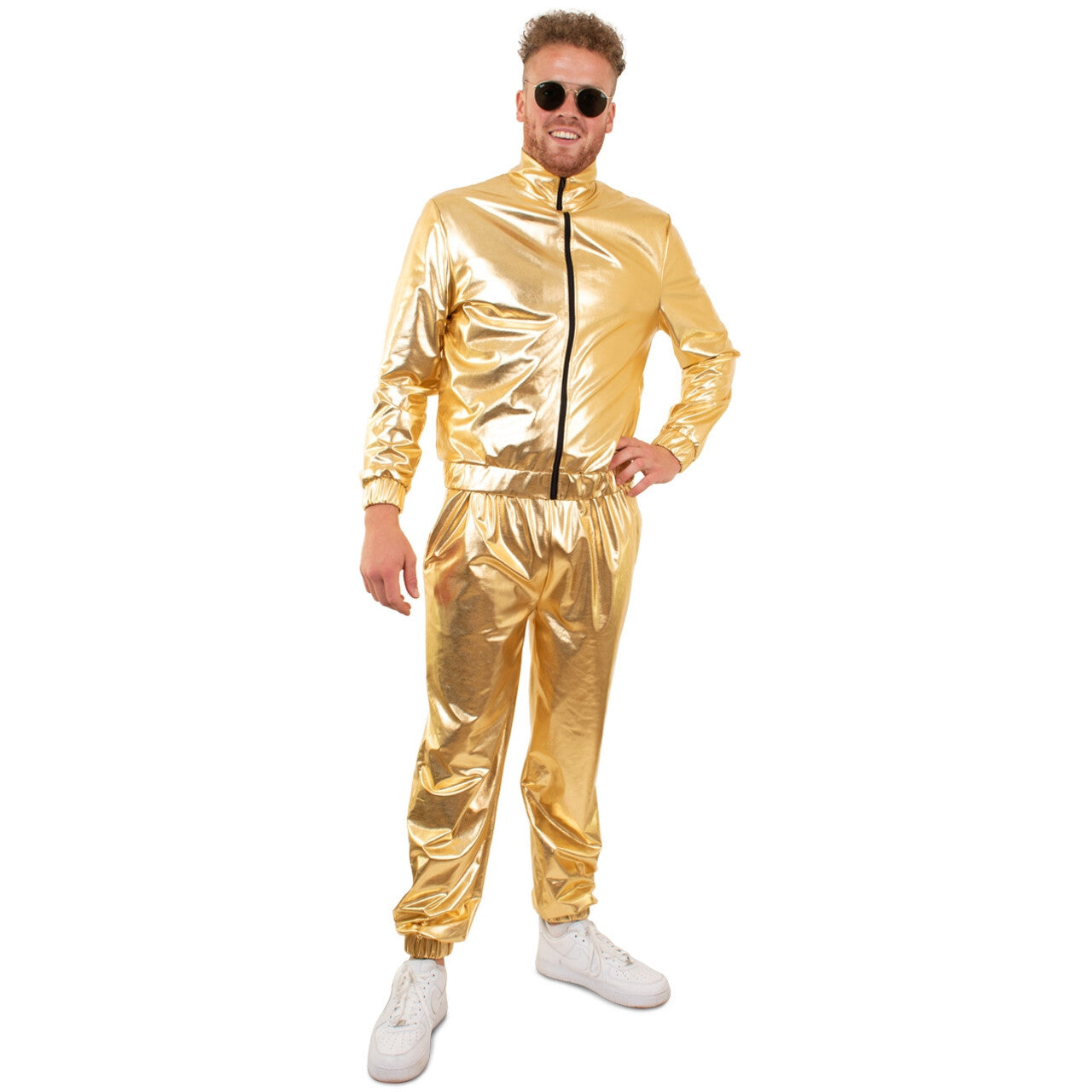 Op deze afbeelding zie je een Kostuums, van het merk PartyXplosion. Gouden Metallic Trainingspak Proud To Be Goud Heren Man Kostuum