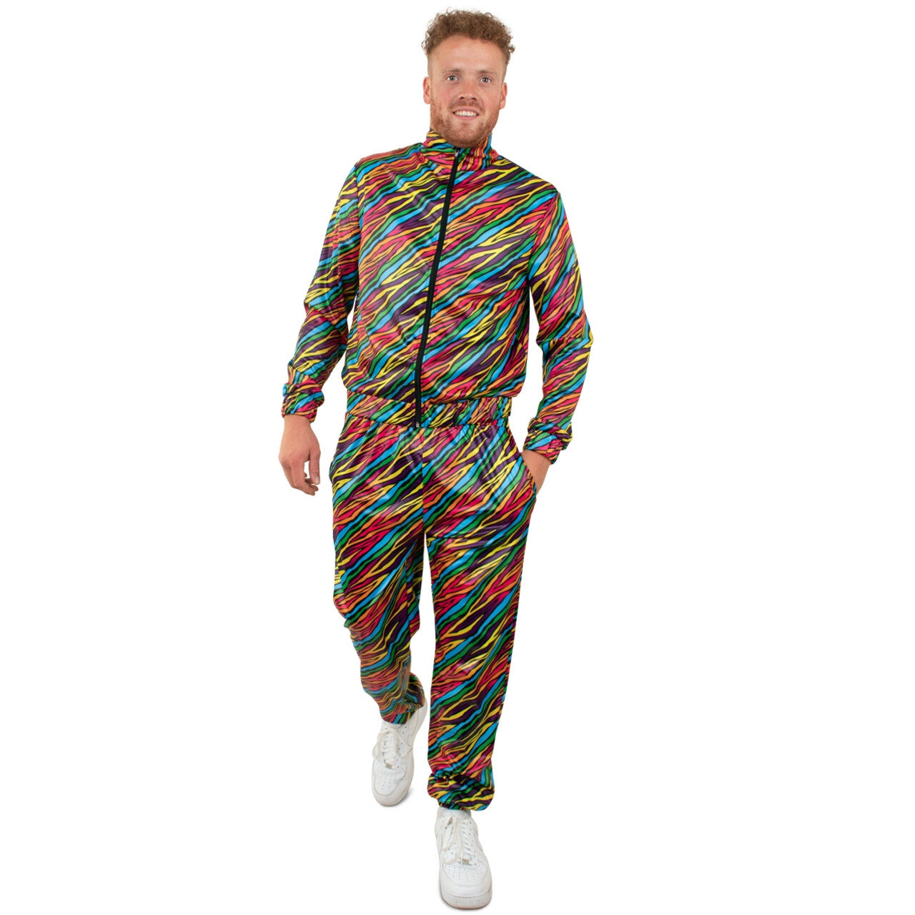 Op deze afbeelding zie je een Kostuums, van het merk PartyXplosion. Jaren 80 Trainingspak Kleurige Zebra Strepen Heren Man Kostuum