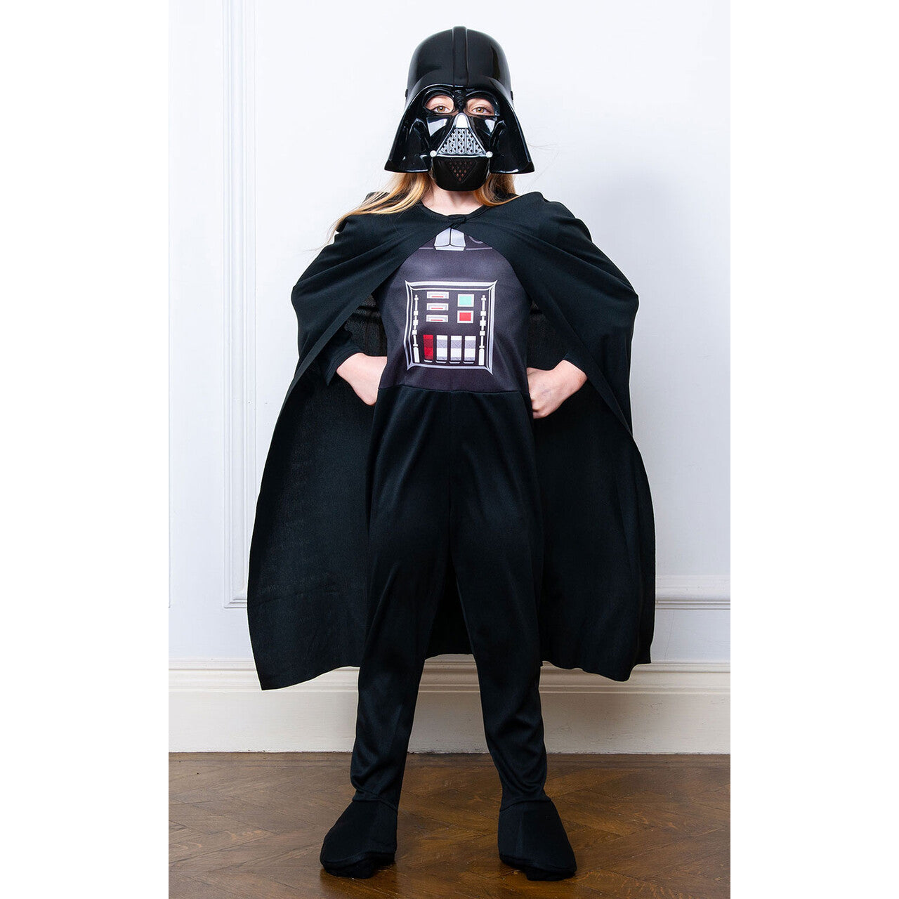 Op deze afbeelding zie je een Kostuums, van het merk Rubies. Darth Vader Kostuum Kind