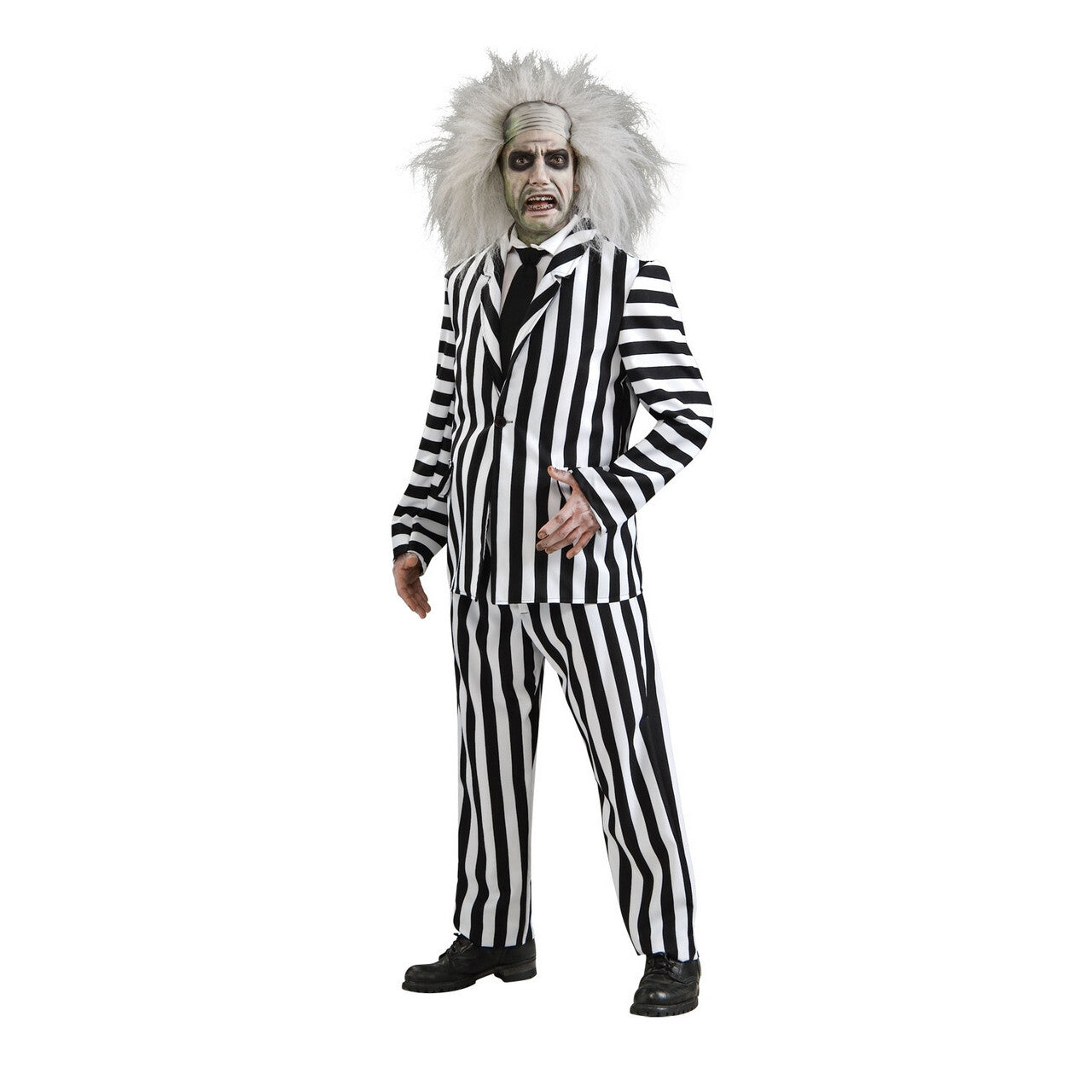Op deze afbeelding zie je een Kostuums, van het merk Rubies. Zwart Witte Krijtstreep Beetlejuice Deluxe Man Kostuum