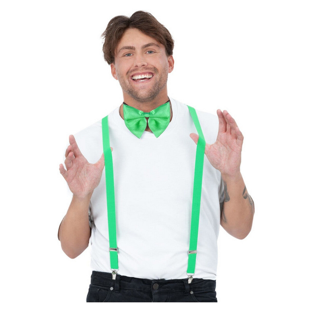 Op deze afbeelding zie je een Accessoires, van het merk Smiffy's. Bretels En Vlinderstrik Set Groen