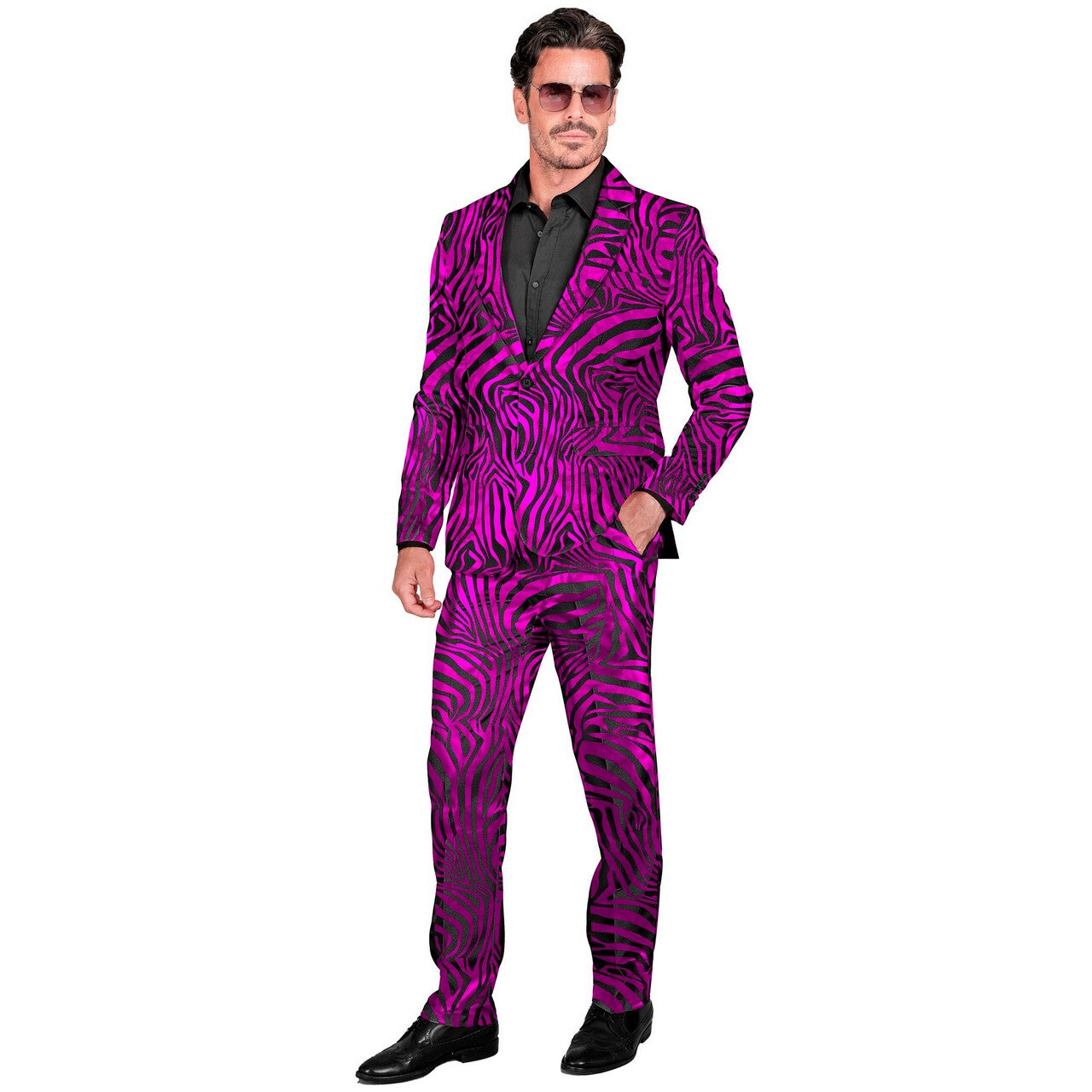 Op deze afbeelding zie je een Kostuums, van het merk Widmann. Pooier Paul Zebra Roze Man Kostuum
