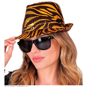 Op deze afbeelding zie je een Accessoires, van het merk Widmann. Pailletten Gangster Hoed Tijgerprint