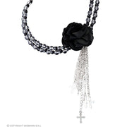 Op deze afbeelding zie je een Accessoires, van het merk Widmann. Religieuze Choker Met Roos En Kruisjes Zwart