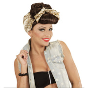 Op deze afbeelding zie je een Accessoires, van het merk Widmann. 50s Pruik, Rock Pin Up Girl Bruin Met Hoofddoek