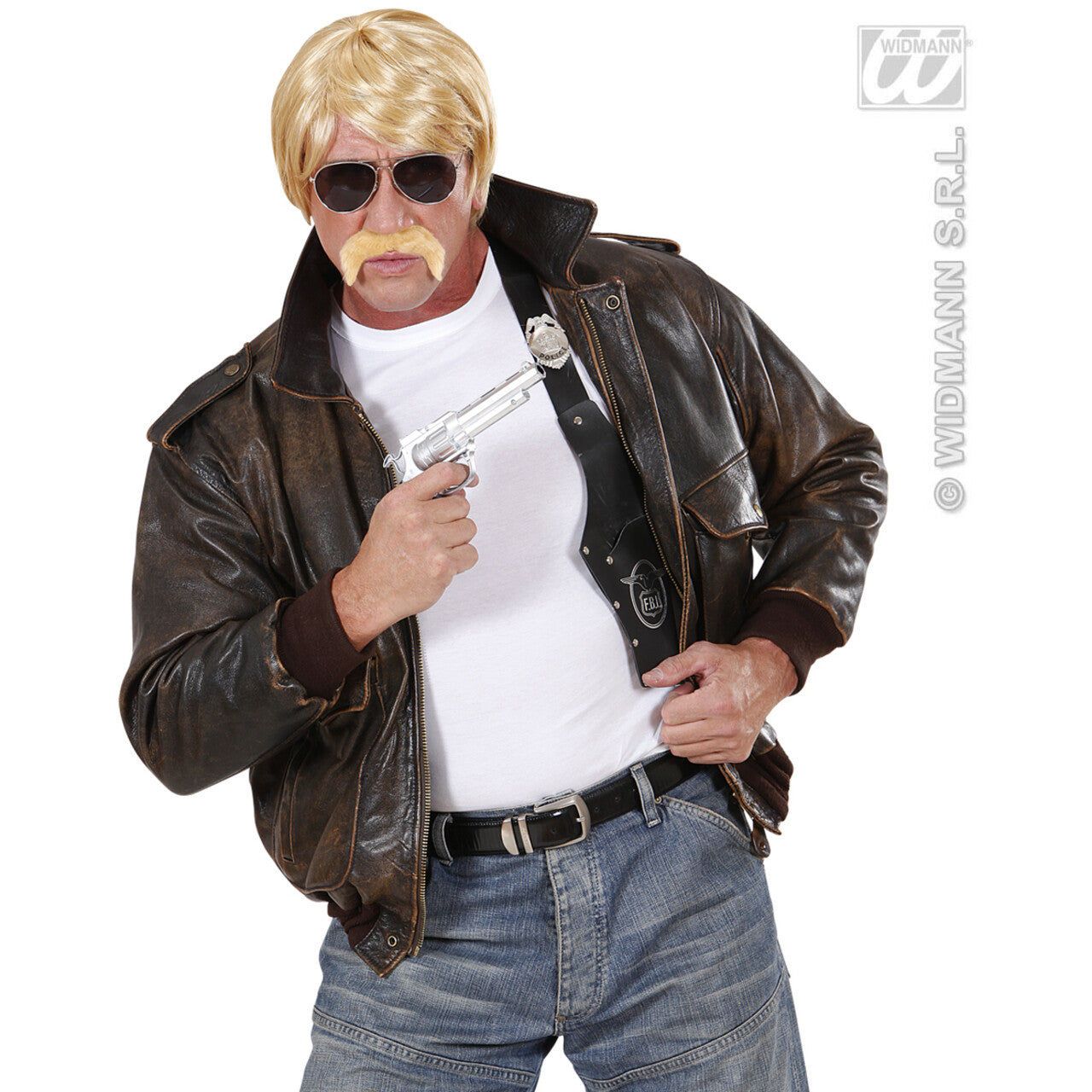 Op deze afbeelding zie je een Accessoires, van het merk Widmann. Pruik Undercover Agent Blond Met Snor En Bril