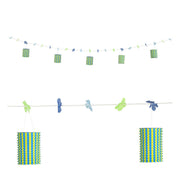 Op deze afbeelding zie je een Decoratie, van het merk Widmann. Feestelijke Slinger Met Lampions En Bloemen Blauw / Geel, 3 Meter
