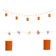 Op deze afbeelding zie je een Decoratie, van het merk Widmann. Feestelijke Slinger Met Lampions En Bloemen Oranje / Geel, 3 Meter