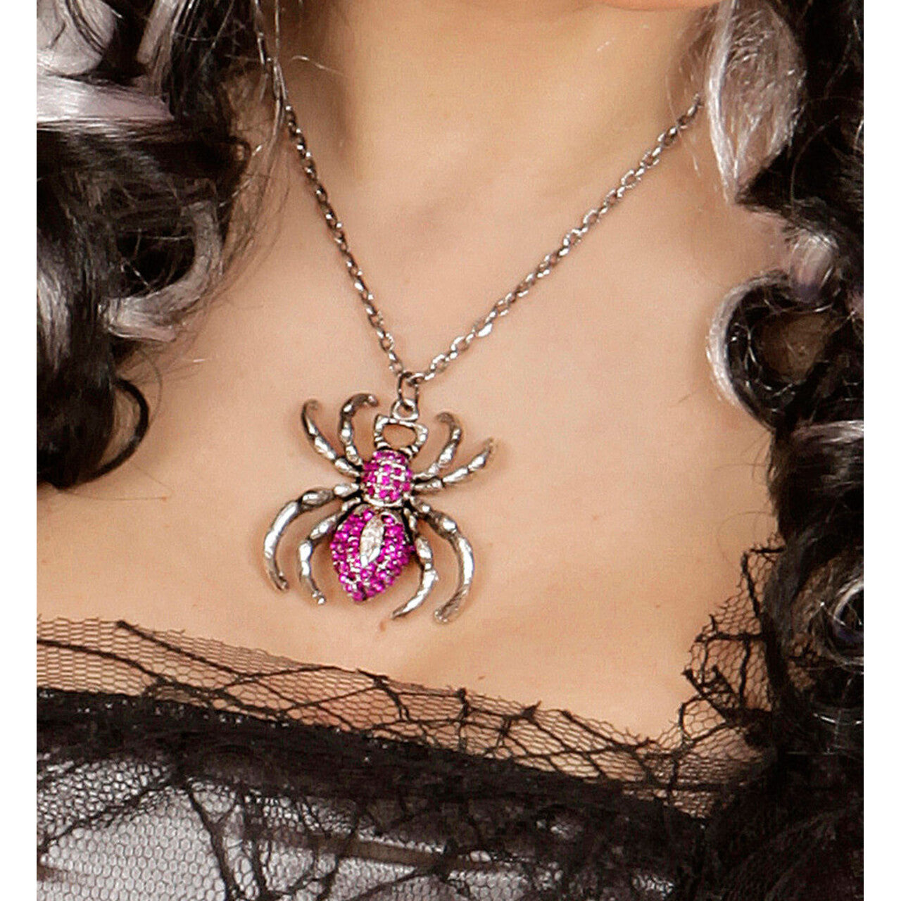 Op deze afbeelding zie je een Accessoires, van het merk Widmann. Horror Ketting Zilver Met Paarse Spin, Strass