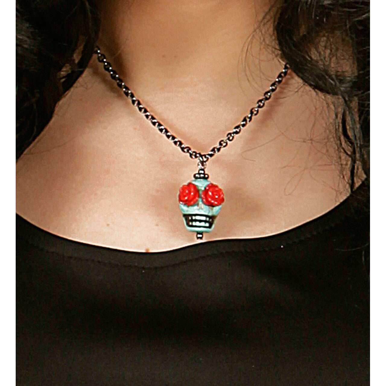 Op deze afbeelding zie je een Accessoires, van het merk Widmann. Happy Halloween Ketting Azuur Schedel Met Rode Ogen