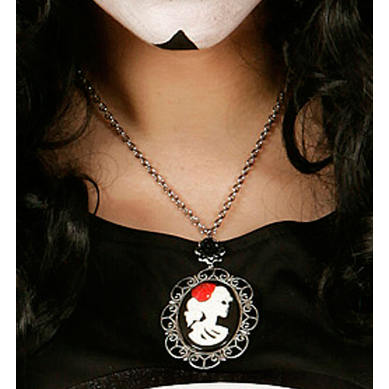 Op deze afbeelding zie je een Accessoires, van het merk Widmann. Dark Days Ketting Met Zwarte Roos En Cameo Schedel