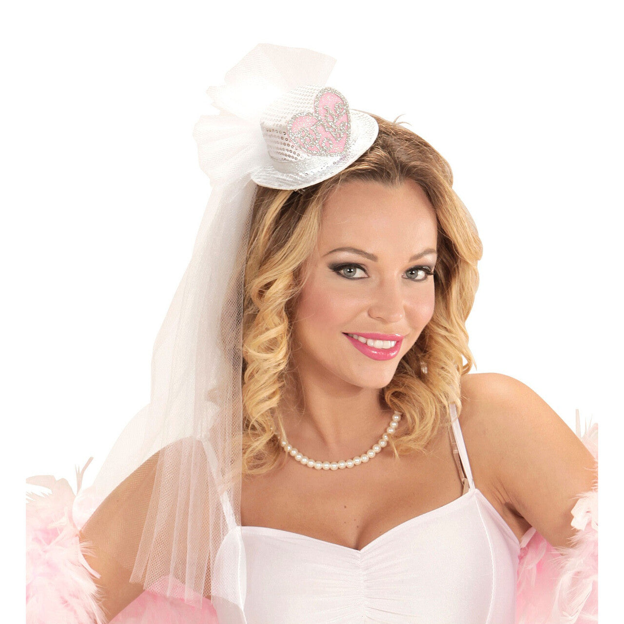Op deze afbeelding zie je een Accessoires, van het merk Widmann. Say Yes Hoge Hoed Pailletten Bride To Be Met Hartje
