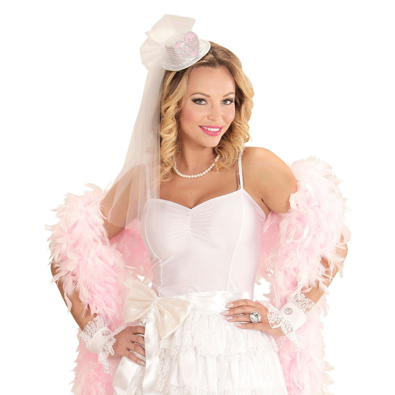 Op deze afbeelding zie je een Accessoires, van het merk Widmann. Say Yes Hoge Hoed Pailletten Bride To Be Met Hartje