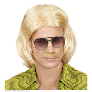 Op deze afbeelding zie je een Accessoires, van het merk Widmann. Foute Blonde 70s Dandy Pruik En Snor