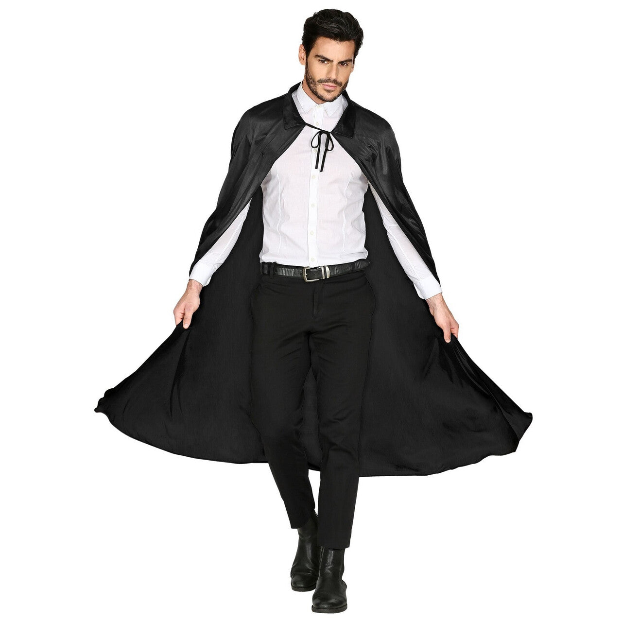 Op deze afbeelding zie je een Accessoires, van het merk Widmann. Lange Zwarte Cape Goochelaar 136 Centimeter
