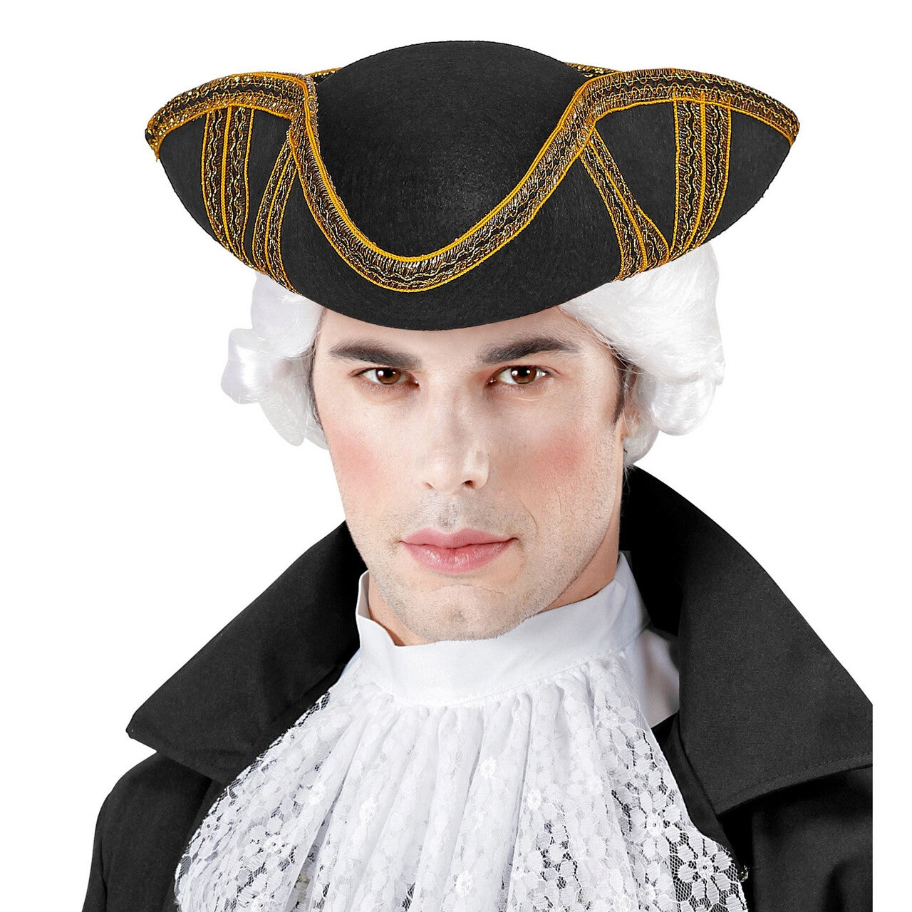 Op deze afbeelding zie je een Accessoires, van het merk Widmann. Tricorn Driesteek Met Gouden Stiksels Edelman