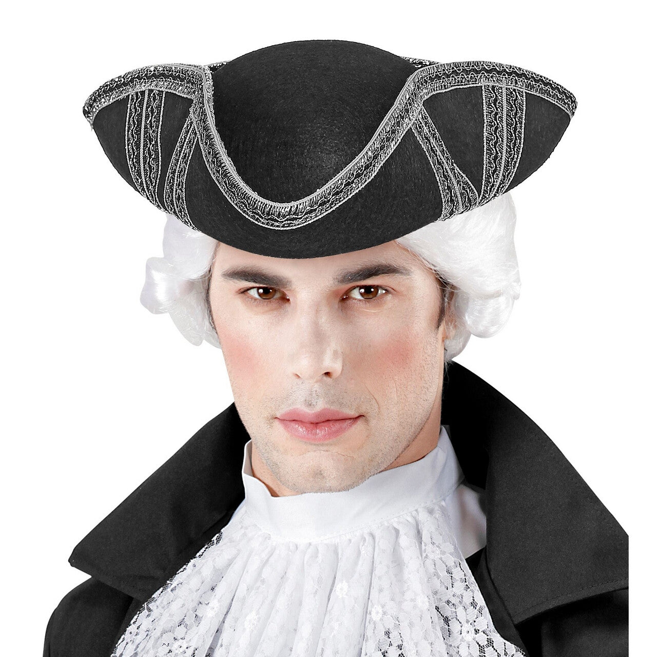 Op deze afbeelding zie je een Accessoires, van het merk Widmann. Tricorn Driesteek Met Zilveren Stiksels Edelman