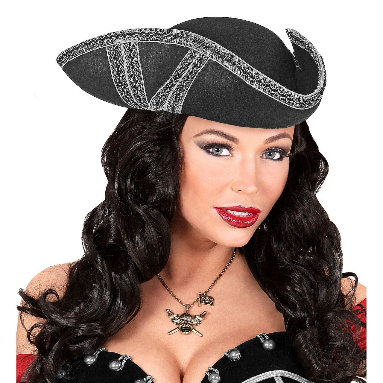Op deze afbeelding zie je een Accessoires, van het merk Widmann. Tricorn Driesteek Met Zilveren Stiksels Edelman