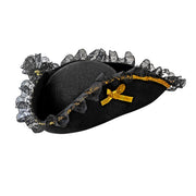 Op deze afbeelding zie je een Accessoires, van het merk Widmann. Driesteek Tricorn Decoratie Goud Met Kant Edelman