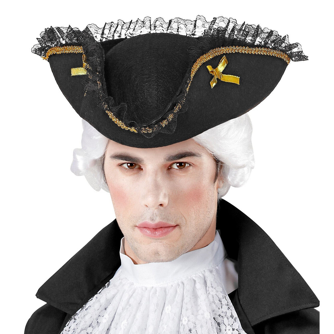 Op deze afbeelding zie je een Accessoires, van het merk Widmann. Driesteek Tricorn Decoratie Goud Met Kant Edelman