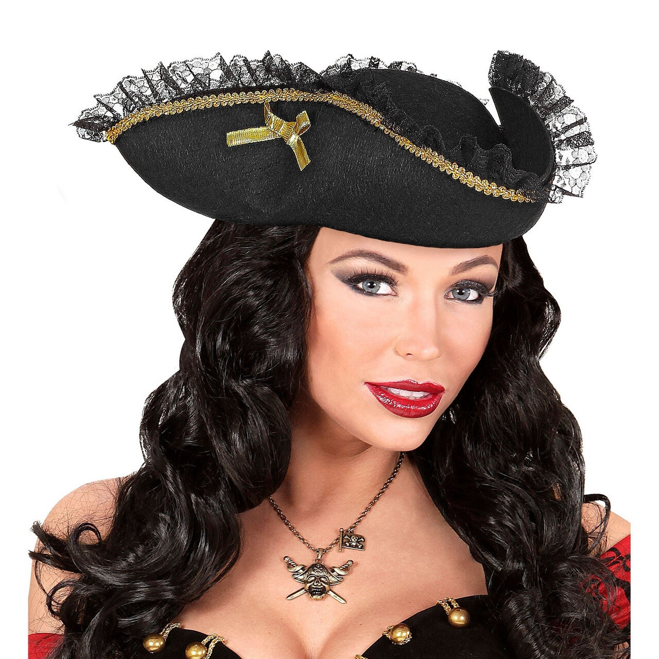 Op deze afbeelding zie je een Accessoires, van het merk Widmann. Driesteek Tricorn Decoratie Goud Met Kant Edelman