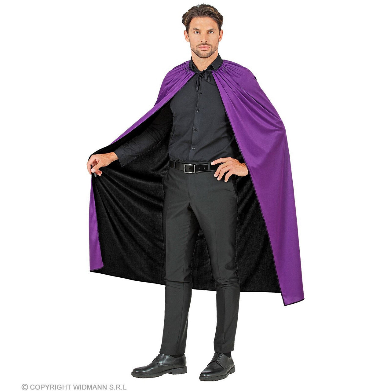 Op deze afbeelding zie je een Kostuums, van het merk Widmann. Omkeerbare Cape Vampier Goochelaar Cape 130cm, Zwart / Paars