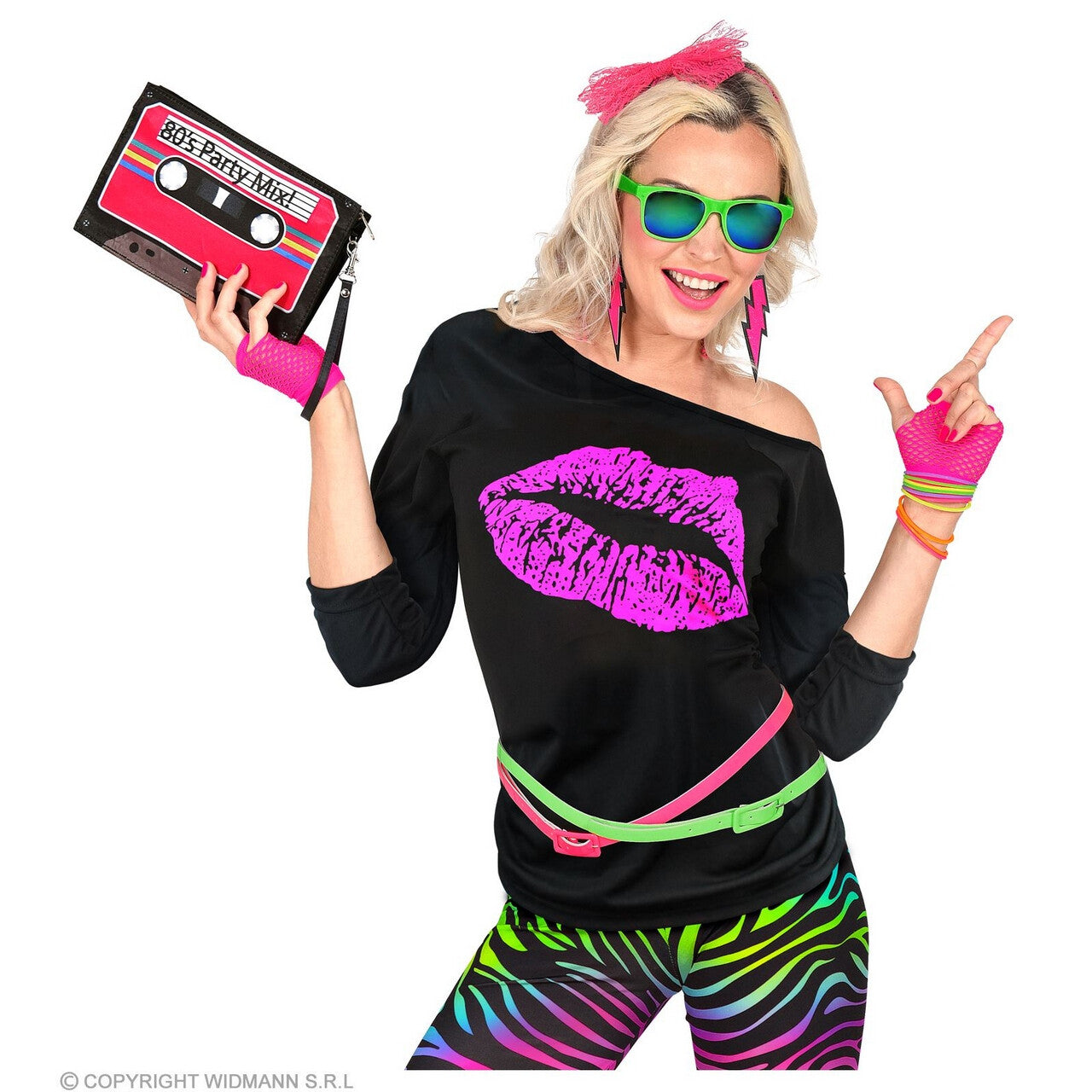 Op deze afbeelding zie je een Kostuums, van het merk Widmann. 80s Shirt Big Kiss Vrouw