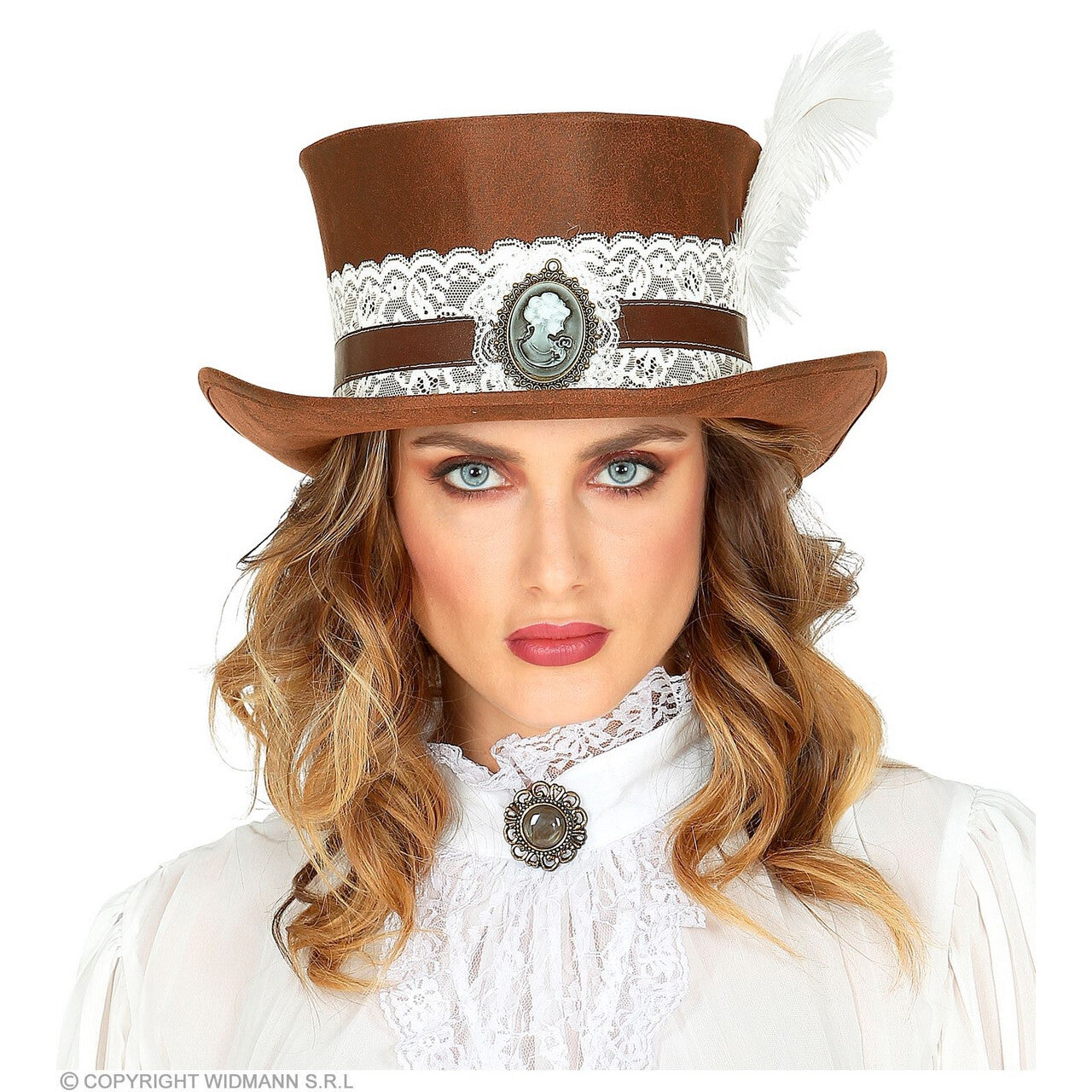 Op deze afbeelding zie je een Accessoires, van het merk Widmann. Hoge Hoed Steampunk Met Veer En Kant Bruin