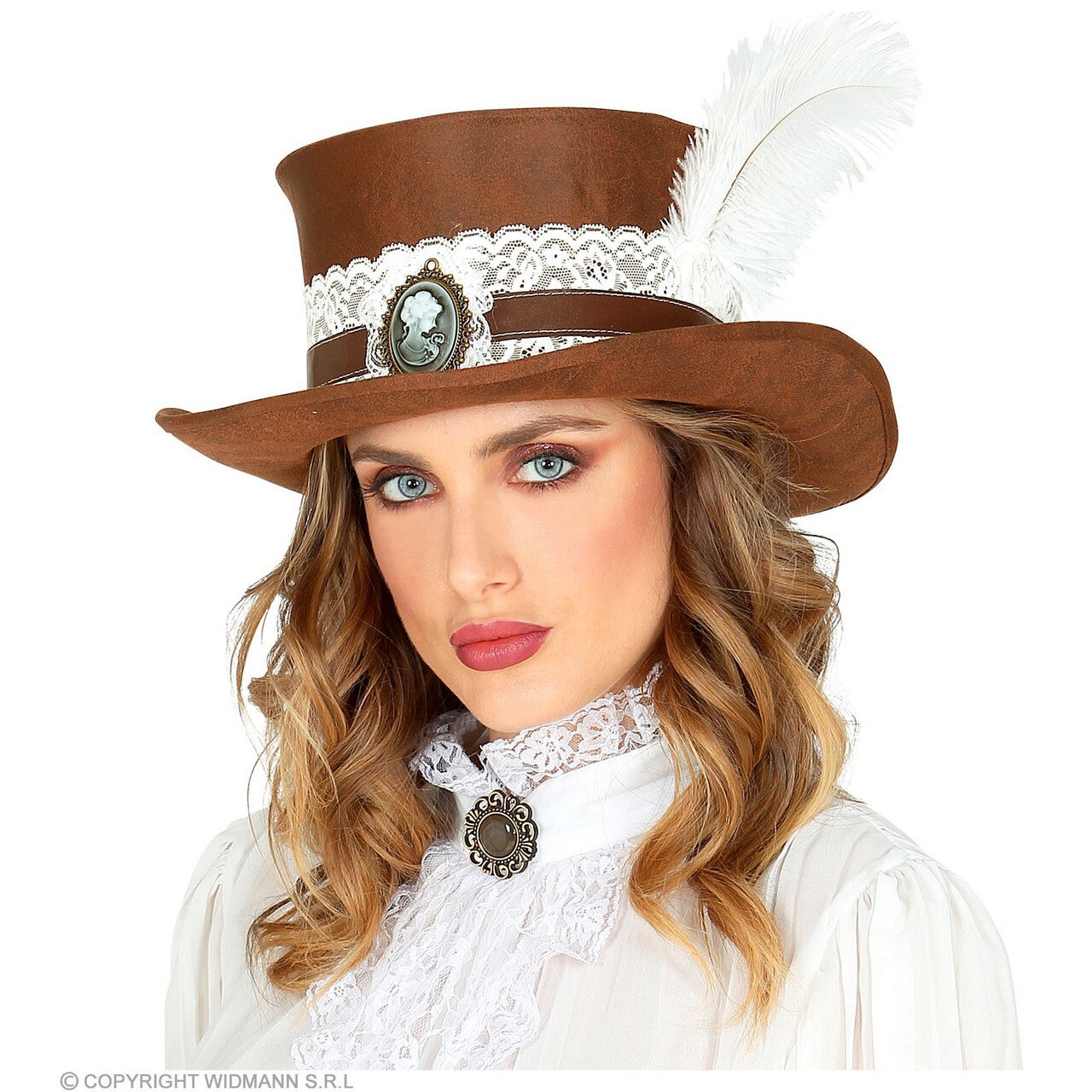 Op deze afbeelding zie je een Accessoires, van het merk Widmann. Hoge Hoed Steampunk Met Veer En Kant Bruin