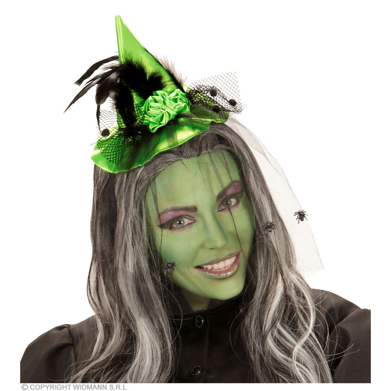 Op deze afbeelding zie je een Accessoires, van het merk Widmann. Groene Mini Heksenhoed Met Sluier