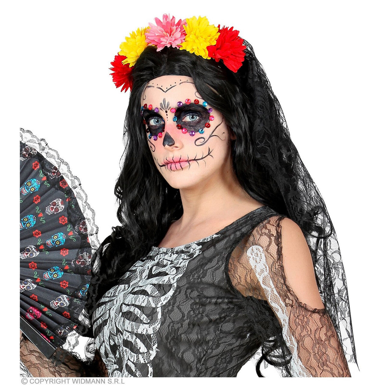 Op deze afbeelding zie je een Accessoires, van het merk Widmann. Dia De Los Muertos Sluier Met Gekleurde Bloemen