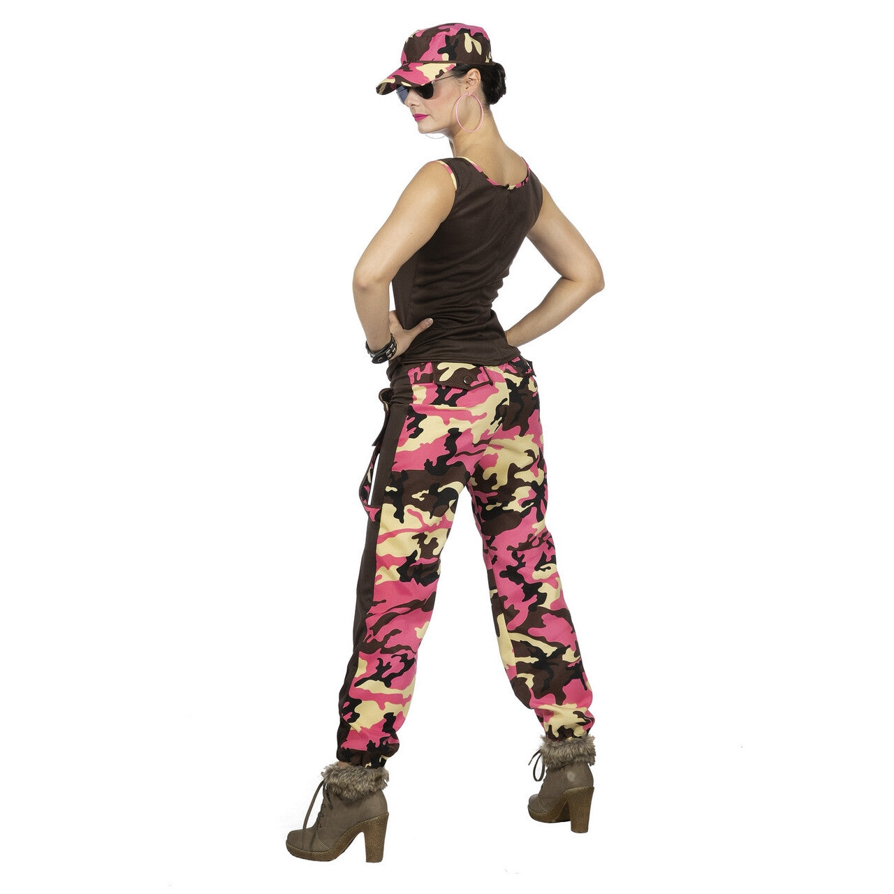 Op deze afbeelding zie je een Kostuums, van het merk Wilbers. Paramilitair Camo Carmen Roze Vrouw Kostuum