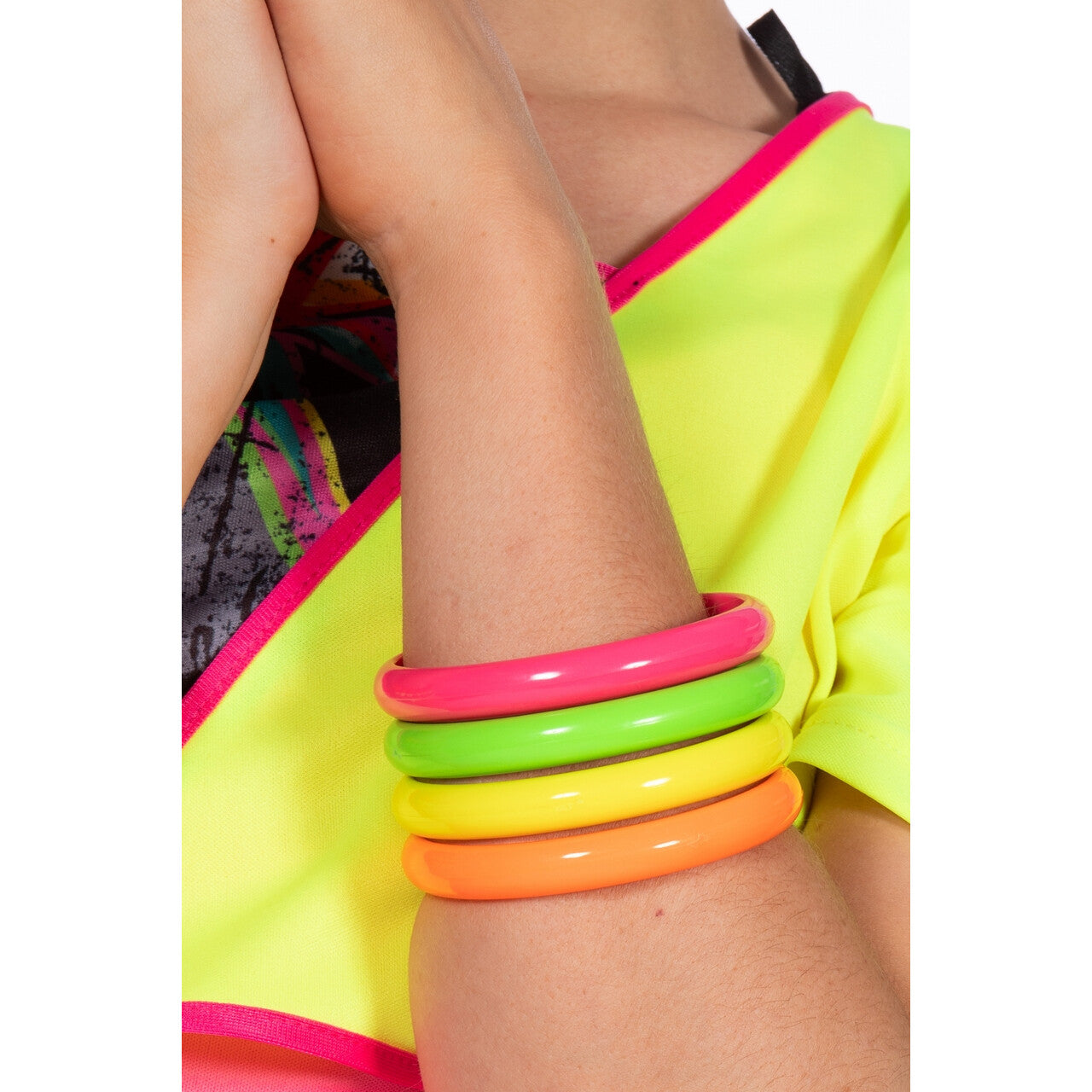 Op deze afbeelding zie je een Accessoires, van het merk Wilbers. Set Armbanden Neon (4stuks)