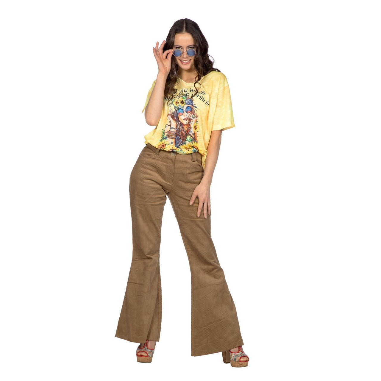 Op deze afbeelding zie je een Kostuums, van het merk Wilbers. Stay Wild Flower Child Geel Shirt Vrouw
