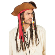 Op deze afbeelding zie je een Accessoires, van het merk Wilbers. Piratenhoed Jack Met Dreads