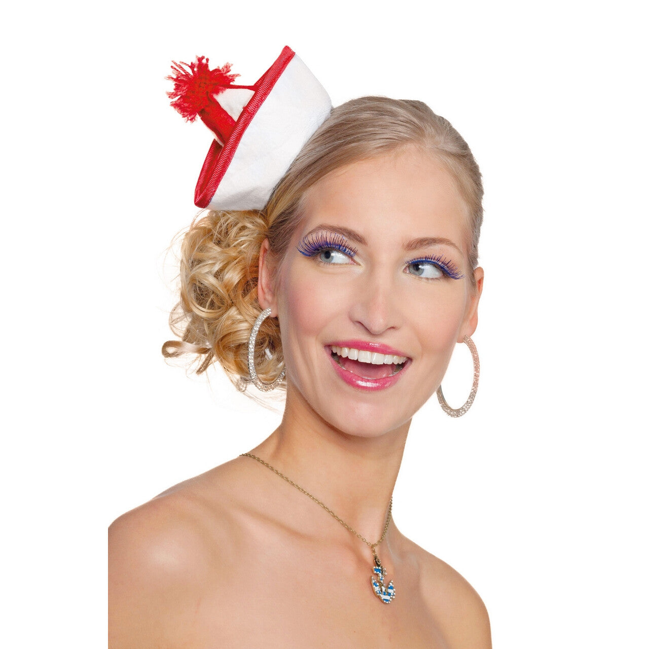 Op deze afbeelding zie je een Accessoires, van het merk Wilbers. Mini Matrozenhoedje Rood Ahoi
